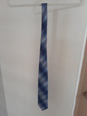 Marquis Men's tie blue line pattern